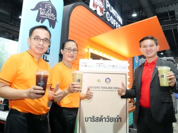 บาริสต้าวัยเก๋า : อนันต์ รัตนมั่นคง ผอ.อาวุโส กลุ่มธุรกิจอาหารและเครื่องดื่ม บจก.กาแฟพันธุ์ไทย เปิดรับสมัครนักชงกาแฟรุ่นใหญ่ไม่จำกัดเพศ สนับสนุนการสร้างอาชีพ สร้างรายได้ให้กับผู้สูงวัย พร้อมสวัสดิการมั่นคง ในงาน “Job Expo Thailand 2024” จัดโดย กรมการจัดหางาน ที่ ศูนย์การประชุมแห่งชาติสิริกิติ์

