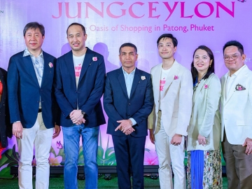 โฉมใหม่ “จังซีลอน” : โสภณ สุวรรณรัตน์ ผวจ.ภูเก็ต เปิดงาน “The New Chapter Jungceylon” พร้อม
ให้บริการเต็มรูปแบบอย่างเป็นทางการ โดยมีคณะผู้บริหาร Mr. Sherman Kwek, Mr. Kwek Eik Sheng,
Ms. Yiong Yim Ming, Mr. Chia Ngiang Hong, ประวิช จรรยาสิทธิกุล ประธานเจ้าหน้าที่บริหาร และ
สุชาติ เจียรานุสสติ กรรมการบริหาร บจก.ภูเก็ตสแควร์ ต้อนรับ ที่ ศูนย์การค้าจังซีลอน ป่าตอง ภูเก็ต