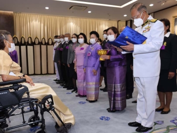 สมเด็จพระกนิษฐาธิราชเจ้า กรมสมเด็จพระเทพรัตนราชสุดาฯ สยามบรมราชกุมารี เสด็จออก ณ วังสระปทุม พระราชทาน
พระราชวโรกาสให้ พล.อ.อ.ชลิต พุกผาสุข กรรมการ และเลขาธิการมูลนิธิพระดาบส นำผู้สนับสนุนการจัดกิจกรรมเดิน-วิ่ง
การกุศล “พระดาบสมินิมาราธอน 2023 ชิงถ้วยพระราชทานสมเด็จพระกนิษฐาธิราชเจ้า กรมสมเด็จพระเทพรัตนราชสุดาฯ
สยามบรมราชกุมารี เฝ้าฯ ทูลเกล้าฯ ถวายเงินเพื่อสมทบทุนมูลนิธิพระดาบส เมื่อวันจันทร์ที่ 8 กรกฎาคม 2567 เวลา 09.00 น.

