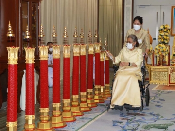 พระบาทสมเด็จพระเจ้าอยู่หัว ทรงพระกรุณาโปรดเกล้าโปรดกระหม่อมให้ สมเด็จพระกนิษฐาธิราชเจ้า กรมสมเด็จพระเทพ
รัตนราชสุดาฯ สยามบรมราชกุมารี เสด็จออกแทนพระองค์ ณ วังสระปทุม กรุงเทพมหานคร ทรงเจิมเทียนพรรษา สำหรับทรงพระราชอุทิศพระราชทานไปจุดบูชาพระรัตนตรัย และพุทธเจดียสถานตามพระอารามหลวงในกรุงเทพมหานคร และ
ต่างจังหวัด เนื่องในเทศกาลเข้าพรรษา ประจำปีพุทธศักราช 2567 เมื่อวันอาทิตย์ที่ 7 กรกฎาคม 2567 เวลา 13.09 น.

