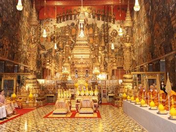 พระบาทสมเด็จพระเจ้าอยู่หัว และ สมเด็จพระนางเจ้า ฯ พระบรมราชินี เสด็จพระราชดำเนิน ไปในการพระราชพิธีทรงบำเพ็ญพระราชกุศลเนื่องในวันอาสาฬหบูชา พุทธศักราช 2567 จากนั้น พระราชทานพระบรมราชวโรกาสให้ พลอากาศโท ภักดี แสง-ชูโต รักษาราชการแทน ผู้อำนวยการกองพระราชพิธี เฝ้าทูลละอองธุลีพระบาท ทูลเกล้าทูลกระหม่อมถวายเทียนชนวน ทรงจุดเทียนชนวนจากโคมไฟฟ้า แล้วพระราชทานแก่รักษาราชการแทนผู้อำนวยการกองพระราชพิธี เพื่อเชิญไปรักษาไว้สำหรับถวายเจ้าอาวาสพระอารามหลวงต่าง ๆ นำไปจุดเทียนพรรษาที่ได้ทรงพระราชอุทิศไว้แล้ว ต่อจากนั้น ทรงประเคนพุ่มเทียนแด่ สมเด็จพระอริยวงศาคตญาณ สมเด็จพระสังฆราช สกลมหาสังฆปริณายก สมเด็จพระราชาคณะ พระราชาคณะ พระเปรียญธรรม ๙ ประโยค และพระภิกษุ นาคหลวง จำนวน 20 รูป ณ พระอุโบสถวัดพระศรีรัตนศาสดาราม ในพระบรมมหาราชวัง เขตพระนคร กรุงเทพมหานคร เมื่อวันเสาร์ที่ 20 กรกฎาคม 2567 เวลา 17.25 น.