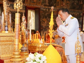 พระบาทสมเด็จพระเจ้าอยู่หัว และ สมเด็จพระนางเจ้า ฯ พระบรมราชินี เสด็จพระราชดำเนิน ไปในการพระราชพิธีทรงบำเพ็ญพระราชกุศลเนื่องในวันอาสาฬหบูชา พุทธศักราช 2567 จากนั้น พระราชทานพระบรมราชวโรกาสให้ พลอากาศโท ภักดี แสง-ชูโต รักษาราชการแทน ผู้อำนวยการกองพระราชพิธี เฝ้าทูลละอองธุลีพระบาท ทูลเกล้าทูลกระหม่อมถวายเทียนชนวน ทรงจุดเทียนชนวนจากโคมไฟฟ้า แล้วพระราชทานแก่รักษาราชการแทนผู้อำนวยการกองพระราชพิธี เพื่อเชิญไปรักษาไว้สำหรับถวายเจ้าอาวาสพระอารามหลวงต่าง ๆ นำไปจุดเทียนพรรษาที่ได้ทรงพระราชอุทิศไว้แล้ว ต่อจากนั้น ทรงประเคนพุ่มเทียนแด่ สมเด็จพระอริยวงศาคตญาณ สมเด็จพระสังฆราช สกลมหาสังฆปริณายก สมเด็จพระราชาคณะ พระราชาคณะ พระเปรียญธรรม ๙ ประโยค และพระภิกษุ นาคหลวง จำนวน 20 รูป ณ พระอุโบสถวัดพระศรีรัตนศาสดาราม ในพระบรมมหาราชวัง เขตพระนคร กรุงเทพมหานคร เมื่อวันเสาร์ที่ 20 กรกฎาคม 2567 เวลา 17.25 น.