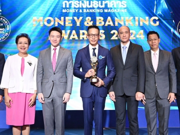 ครองตำแหน่งเป็นครั้งที่ 2 : สาระ ล่ำซำ ประธานเจ้าหน้าที่บริหาร บมจ.เมืองไทยประกันชีวิต รับรางวัล
เกียรติยศ “นักการเงินแห่งปี” ประจำปี 2566 ในงาน “MONEY & BANKING AWARDS 2024”
โดยมี ดร.สุธี โมกขะเวส กก.ผจก., ทำนุ อมาตยกุล รองกก.ผจก.อาวุโส และ พิตราภรณ์ บุณยรัตพันธุ์
รองกก.ผจก.อาวุโส พร้อมด้วยผู้บริหารร่วมแสดงความยินดี ที่ โรงแรม ไฮแอท รีเจนซี่ กรุงเทพ