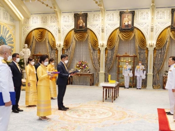 พระบาทสมเด็จพระเจ้าอยู่หัว และ สมเด็จพระนางเจ้าฯ พระบรมรมราชินี เสด็จออก ณ พระที่นั่งอัมพรสถาน พระราชวังดุสิต พระราชทานพระบรมราชวโรกาสให้
นายเศรษฐพุฒิ สุทธิวาทนฤพุฒิ ผู้ว่าการธนาคารแห่งประเทศไทย และคณะเฝ้าทูลละอองธุลีพระบาท ทูลเกล้าทูลกระหม่อมถวายธนบัตรที่ระลึกเฉลิมพระเกียรติ เนื่องในโอกาสพระราชพิธีมหามงคลเฉลิมพระชนมพรรษา 6 รอบ 28 กรกฎาคม 2567 ซึ่งจัดพิมพ์ขึ้นเพื่อให้ประชาชนทั่วไปได้มีโอกาสแลกธนบัตรที่ระลึก เพื่อร่วมเฉลิมฉลองและความเป็นสิริมงคลในโอกาสมหามงคลนี้ ชนิดราคา 100 บาท จำนวนพิมพ์ 10 ล้านฉบับ เมื่อวันเสาร์ที่ 20 กรกฎาคม 2567 เวลา 18.56 น.

