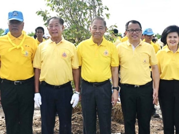 เฉลิมพระเกียรติ : พล.อ.อ.ชลิต พุกผาสุข องคมนตรี เป็นประธานเปิดโครงการปลูกต้นไม้เฉลิมพระเกียรติพระบาทสมเด็จพระเจ้าอยู่หัว เนื่องใน
โอกาสพระราชพิธีมหามงคลเฉลิมพระชนมพรรษา 6 รอบ 28 กรกฎาคม 2567 โดยมี ประจักษ์ ตั้งคารวคุณ ประธานผู้ก่อตั้ง บมจ.ทีโอเอ
เพ้นท์ (ประเทศไทย), พล.อ.ท.ศ.นพพล หาญกล้า ผอ.โรงเรียนพระดาบส, พล.อ.ต.หญิง กรนันท์ รุ่งสว่าง กรรมการจัดหาทุนมูลนิธิพระดาบส,
สุชาติ ระมาศ ผอ.ใหญ่ บมจ.ปตท.น้ำมันและการค้าปลีก และผู้แทนหน่วยงานต่างๆ ร่วมพิธี ที่ มูลนิธิพระดาบส อ.บางพลี จ.สมุทรปราการ

