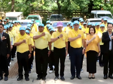 กิจกรรมเฉลิมพระเกียรติ : ศุภกฤต บุญขันธ์ รองปลัดกรุงเทพมหานคร เปิดกิจกรรม Big Cleaning Day ล้างทำความสะอาดทางเท้าผิวจราจร ตัดแต่งกิ่งต้นไม้ บริเวณถนนรัชดาภิเษก โดยมี ประเทืองวิทย์ ดีใจ ผอ.เขตดินแดง และ
ขวัญเรือน เหลียวตระกูล ผอ.ฝ่ายประชาสัมพันธ์ โรงแรมดิ เอมเมอรัลด์ ร่วมงาน

