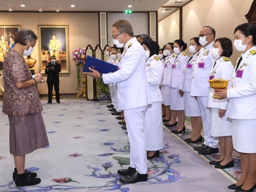 สมเด็จพระกนิษฐาธิราชเจ้า กรมสมเด็จพระเทพรัตนราชสุดาฯ สยามบรมราชกุมารี เสด็จออก ณ วังสระปทุม พระราชทานพระราชวโรกาสให้ นายอนุกูล ปีดแก้ว ปลัดกระทรวงการพัฒนาสังคมและความมั่นคงของมนุษย์ และคณะกรรมการอำนวยการออกร้านงานกาชาดกระทวงการพัฒนาสังคมฯ เฝ้าทูลละอองพระบาท ทูลเกล้าทูลกระหม่อมถวายเงินรายได้
จากการออกร้านงานกาชาด ประจำปี 2566 เพื่อบำรุงสภากาชาดไทย เมื่อวันอังคารที่ 10 กันยายน 2567 เวลา 14.30 น.

