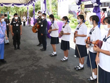 สมเด็จพระกนิษฐาธิราชเจ้า กรมสมเด็จพระเทพรัตนราชสุดาฯ สยามบรมราชกุมารี เสด็จพระราชดำเนินไปทรงติดตามการดำเนินโครงการตามพระราชดำริ ที่โรงเรียนตำรวจตระเวนชายแดนบ้านโคกแสลง อำเภอพนมดงรัก จังหวัดสุรินทร์ ซึ่งอยู่ห่างจากชายแดนกัมพูชา ประมาณ 6 กิโลเมตร ดำเนินงานตามแผนพัฒนาเด็กและเยาวชนในถิ่นทุรกันดาร ฉบับที่ 5 เมื่อวันอังคารที่ 17 กันยายน 2567 เวลา 09.07 น.

