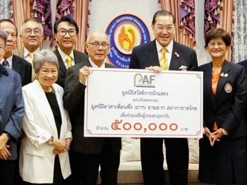 สมทบทุน : สุประวัติ ปัทมสูต ประธานกรรมการ มูลนิธิสวัสดิการนักแสดง พร้อมคณะกรรมการ มอบเงินจำนวน 500,000 บาท ให้แก่ ศ.พิเศษ ดร.สุรเกียรติ์ เสถียรไทย รองประธานกรรมการที่ปรึกษา และ ประธานกรรมการบริหาร มูลนิธิอาสาเพื่อนพึ่ง (ภาฯ) ยามยาก สภากาชาดไทย เพื่อนำช่วยเหลือผู้ประสบอุทกภัย โดยมี วรายุฑ มิลินทจินดา, นฤมล ล้อมทอง, นคร วีระประวัติ, ฐิติวัฒน์ ว่องวรรณกุล และ พล.ต.ท.รักษ์จิต หม้อมงคล ที่ปรึกษามูลนิธิฯ ร่วมรับมอบ ที่ อาคารมหินทรเดชานุวัตน์ มูลนิธิอาสาเพื่อนพึ่ง (ภาฯ) ยามยาก สภากาชาดไทย เขตราชเทวี กรุงเทพมหานคร

