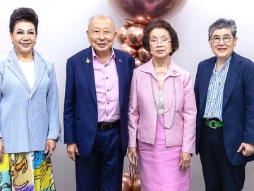ฉลองวันเกิด : ม.ล.ปรียพรรณ ศรีธวัช กงสุลกิตติมศักดิ์สาธารณรัฐเปรูประจำจังหวัดเชียงใหม่ และ ปริม
จิตจรุงพร กงสุลกิตติมศักดิ์สาธารณรัฐคีร์กีซ ร่วมอวยพรในโอกาสครบรอบวันเกิด 83 ปี ดร.ชุมพล พรประภา
กงสุลใหญ่กิตติมศักดิ์สาธารณรัฐฟิจิ และประธานสมาคมคณะกงสุลกิตติมศักดิ์ โดยมี อโนทัย พรประภา, วิญญู จริยาวุฒิกุล และภรรยา ร่วมงาน ที่ สนง.ใหญ่ บจก.เอส.พี.อินเตอร์แนชั่นแนล รามคำแหง