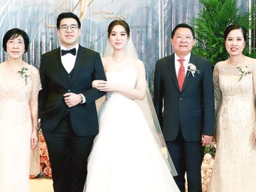 อวยพรวันวิวาห์ : เกื้อกูล ด่านชัยวิจิตร อดีตรมช.คมนาคม เป็นประธานในพิธีฉลองมงคลสมรส
ระหว่าง นันทกา สุวรรณโพธิ์รุ่ง บุตรี ณรงค์ – ขวัญตา สุวรรณโพธิ์รุ่ง กับ ธนพนธ์ อัศวศิริโรจน์
บุตร สมโภชน์ – กิตติกานต์ อัศวศิริโรจน์ โดยมีญาติมิตรมาร่วมแสดงความยินดีและอวยพรแก่คู่บ่าว-สาวอย่างอบอุ่น ที่ ห้องอัศวินแกรนด์บอลรูม โรงแรมอัศวิน แกรนด์ คอนเวนชั่น เขตหลักสี่ กรุงเทพมหานคร