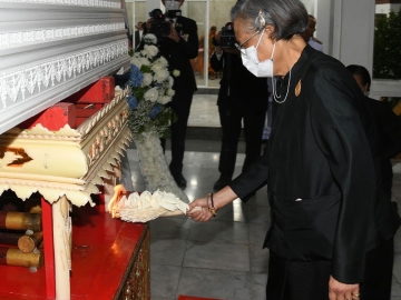 สมเด็จพระกนิษฐาธิราชเจ้า กรมสมเด็จพระเทพรัตนราชสุดา ฯ สยามบรมราชกุมารี เสด็จพระราชดำเนินไปในการพระราชทานเพลิงศพ นายสุนาถ บุนนาค ประธาน บริษัท ปาริจฉัตก์ จำกัด ซึ่งเคยถวายงานใต้เบื้องพระยุคลบาทคราวเสด็จพระราชดำเนินเยือนกรุงปารีส สาธารณรัฐฝรั่งเศส เป็นการส่วนพระองค์ ณ เมรุวัดมกุฏกษัตริยารามราชวรวิหาร เขตพระนคร กรุงเทพมหานคร เมื่อวันอาทิตย์ที่ 3 พฤศจิกายน 2567