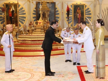 พระบาทสมเด็จพระเจ้าอยู่หัว และ สมเด็จพระนางเจ้าฯ พระบรมราชินี เสด็จออก ณ พระที่นั่งอัมพรสถาน
พระราชทานพระบรมราชวโรกาสให้ นายฟัยยาซ มูรชิด กาซี (Mr. Faiyaz Murshid Kazi) อดีตอธิบดีกรมกิจการเศรษฐกิจพหุภาคี และรักษาการ อธิบดีกรมสหประชาชาติกระทรวงการต่างประเทศสาธารณรัฐประชาชนบังกลาเทศ เฝ้าทูลละอองธุลีพระบาท ถวายอักษรสาส์นตราตั้ง เป็นเอกอัครราชทูตสาธารณรัฐประชาชนบังกลาเทศประจำราชอาณาจักรไทย

