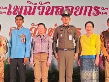 ประเพณีไทย : แอนศิริ วลัยกนก สมาชิกสภาผู้แทนราษฎรกรุงเทพมหานคร (เขตทุ่งครุ
ราษฎรบูรณะ) และ พงค์ศักดิ์ พูลยรัตน์ ผอ.เขตทุ่งครุ ร่วมกันเปิดงานวันลอยกระทง
โดยมี พ.ต.อ.จุมพล สินศิริพงษ์ ผู้กำกับการสถานีตำรวจนครบาลทุ่งครุ
พร้อมคณะกรรมการสภาวัฒนธรรมเขตทุ่งครุ ร่วมงาน ที่ วัดทุ่งครุ ประชาอุทิศ