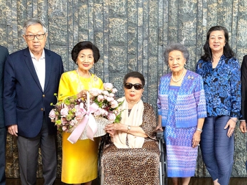อาสาสมัครดีเด่น : คุณหญิงสุจิตรา จิราธิวัฒน์ มงคลกิติ และ สุทธิเกียรติ จิราธิวัฒน์ มอบดอกไม้แสดงความยินดีให้แก่ รัตนา นรพัลลภ ในโอกาสได้รับรางวัล อาสาสมัครดีเด่น ประจำปี 2567 จาก กรมพัฒนาสังคมและสวัสดิการ และ สภาสังคมสงเคราะห์แห่งประเทศไทย ในพระบรมราชูปถัมภ์ โดยมี มุกดา จิราธิวัฒน์ เอื้อวัฒนะสกุล, จินตนา บุญรัตน์, ศ.ดร.สุทธิพันธ์ จิราธิวัฒน์ และ กอบชัย จิราธิวัฒน์ ร่วมยินดี ที่ โรงแรมเซ็นทารา แกรนด์ฯ เซ็นทรัลเวิลด์ ราชประสงค์

