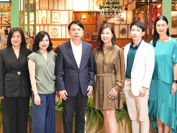อร่อยสุดคุ้ม : ดร.ณัฐกิตติ์ ตั้งพูลสินธนา Chief Marketing Officer บมจ.เซ็นทรัลพัฒนา และ ผกาฉัตร
เตชาบูรพานนท์ Executive Vice President บมจ.ธนาคารกสิกรไทย ร่วมกันเปิดตัวแคมเปญ “มื้อนี้ K เลย”
มอบสิทธิพิเศษ 3 ต่อ เมื่อใช้จ่ายผ่านบัตรเครดิตกสิกรไทย ถึง 3 ม.ค. 2568 ที่ศูนย์การค้าเซ็นทรัล 6 สาขา ได้แก่
เซ็นทรัลเวิลด์, เซ็นทรัล ปิ่นเกล้า, เซ็นทรัล เวสต์เกต, เซ็นทรัล ลาดพร้าว, พระราม 3 และ พระราม 9

