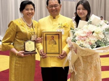 ร่วมปลื้ม : ดร.อิทธิกร
ศรีจันบาล ประธานกรรมการบริหาร บจก.สถานีรีไซเคิล วงษ์พาณิชย์สุวรรณภูมิ และ บจก.เวสท์บาย
เดลิเวอรี่ รับเกียรติบัตร “พ่อตัวอย่างแห่งชาติ” ประจำปี 2567 โดยมีครอบครัวร่วมยินดี ที่ ศูนย์ประชุม
วายุภักษ์ โรงแรม
เซ็นทารา แจ้งวัฒนะ