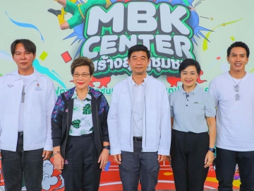 สร้างสุขสู่ชุมชน : ศตกมล วรกุล ผอ.อาวุโสฝ่ายสื่อสารองค์กร บจก.อินเทลลิเจ้นท์
ครีเอทีฟ แอนด์ มาร์เก็ตติ้ง ต้อนรับ อิทธิพล อิงประสาร ผอ.เขตปทุมวัน ในพิธีเปิดการแข่งขันฟุตซอลเยาวชนเชื่อมสัมพันธ์เขตปทุมวัน ครั้งที่ 4 โดยมี ลีซอ
ธีรเทพ วิโนทัย มาแชร์เทคนิคให้นักเตะรุ่นเยาว์ ที่ ศูนย์การค้าเอ็ม บี เค เซ็นเตอร์

