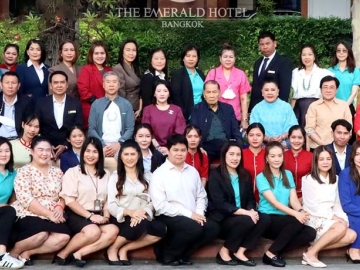 ทำบุญฉลอง 32 ปี : ดร.ปรีชา ถิรกิจพงศ์ ประธานกรรมการ โรงแรม ดิ เอมเมอรัลด์ เป็นประธานในพิธีทำบุญเลี้ยงพระพร้อมตักบาตรข้าวสารอาหารแห้งร่วมกับฝ่ายบริหารและพนักงาน อาทิ สุรภา เมฆศรี, ฐิติมา ถิรกิจพงศ์, รานนท์ อาสาสนา และ สรินธร กาญจนทวี ในโอกาสฉลองครบรอบ 32 ปี ของโรงแรมฯ โดยมี
ฐนนท์ศรณ์ เลิศฤทธิ์ศิริกุล ร่วมแสดงความยินดีด้วย ที่โรงแรม ดิ เอมเมอรัลด์ เขตห้วยขวาง กรุงเทพฯ

