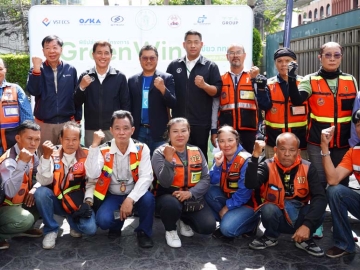วินเขียว กทม. : บุญชัย อัศวชัยสุวิกรม ประธานฝ่ายปฏิบัติการ บจก.วีเอสที
อีซีเอส (ประเทศไทย) ต้อนรับ รศ.วิศณุ ทรัพย์สมพล รองผู้ว่าราชการกรุงเทพมหานคร ในงานเปิดตัวโครงการ “GreenWin” ส่งเสริมการใช้รถจักรยานยนต์ไฟฟ้าในกรุงเทพฯ ช่วยลดมลพิษและยกระดับ คุณภาพชีวิตของ
ผู้ขับขี่จักรยานยนต์รับจ้าง ลดปัญหามลพิษ PM2.5 ในกรุงเทพฯ และปริมณฑล ที่
ปากซอยสุขุมวิท 81 เขตวัฒนา กรุงเทพมหานคร