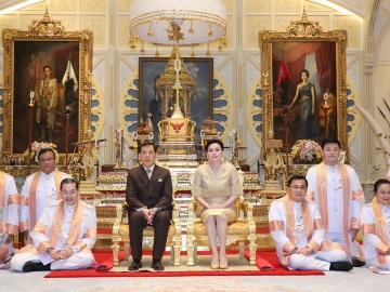 พระบาทสมเด็จพระเจ้าอยู่หัว และ สมเด็จพระนางเจ้าฯ พระบรมราชินี เสด็จออก ณ พระที่นั่งอัมพรสถาน พระราชวังดุสิต พระราชทานพระบรมราชวโรกาสให้ ศาสตราจารย์พิเศษสุรเกียรติ์ เสถียรไทย นายกสภาจุฬาลงกรณ์มหาวิทยาลัย นำคณะผู้บริหารจุฬาลงกรณ์มหาวิทยาลัย เฝ้าทูลละอองธุลีพระบาท
ทูลเกล้าทูลกระหม่อมถวายปริญญาครุศาสตรดุษฎีบัณฑิตกิตติมศักดิ์ สาขาวิชาหลักสูตรและการสอน แด่พระบาทสมเด็จพระเจ้าอยู่หัว ด้วยทรงปฏิบัติ
พระราชกรณียกิจอันทรงคุณประโยชน์ต่อประเทศชาติและประชาชนในด้านการศึกษาเป็นอเนกอนันต์ เมื่อวันเสาร์ที่ 14 ธันวาคม 2567 เวลา 18.20 น.

