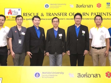 ยกระดับมาตรฐานทีมกู้ภัย : รวินทร์ ชมพูนุชธานินทร์ ผอ.กลุ่มประชาสัมพันธ์ บจก.บุญรอดบริวเวอรี่,
ศ.นพ.ธวัชชัย อัครวิพุธ ประธานศูนย์ปฏิบัติการฝึกทักษะระบบจำลอง (SiMSET) คณะแพทยศาสตร์
ศิริราชพยาบาล และ ศ.นพ.พรพรหม เมืองแมน หน่วยศัลยศาสตร์อุบัติเหตุและหลอดเลือด เปิดโครงการอบรม
กู้ภัยหลักสูตร “แผลไฟไหม้-ไฟช็อต-สารเคมี” ให้แก่ทีมกู้ภัยทั่วประเทศที่ผ่านการคัดเลือก ที่ ศูนย์ SiMSET