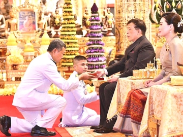 พระบาทสมเด็จพระเจ้าอยู่หัว และ สมเด็จพระนางเจ้าฯ พระบรมราชินี เสด็จพระราชดำเนินไปถวายสักการะพระมหาธาตุเจดีย์ เนื่องในโอกาสพระราชพิธีมหามงคลเฉลิมพระชนมพรรษา
6 รอบ 28 กรกฎาคม 2567 ณ วัด
พระสิงห์ อำเภอเมืองเชียงใหม่ จังหวัดเชียงใหม่ โอกาสนี้
นายสุทธิพงษ์
จุลเจริญ อดีตปลัดกระทรวงมหาดไทย ผู้มีจิตศรัทธา
บำรุงพระอาราม เฝ้าทูลละอองธุลีพระบาท รับพระ
ราชทานของที่ระลึก