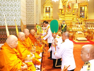 พระบาทสมเด็จพระเจ้าอยู่หัว และ สมเด็จพระนางเจ้าฯ พระบรมราชินี เสด็จพระราชดำเนินไปในการพระราชพิธีสมมงคล พระชนมายุเท่าพระบาทสมเด็จพระพุทธยอดฟ้าจุฬาโลกมหาราช สมเด็จพระปฐมบรมกษัตริยาธิราชแห่งพระราชวงศ์จักรี วันที่ 14 มกราคม พุทธศักราช 2568 วันที่พระบาทสมเด็จพระเจ้าอยู่หัว ทรงเจริญพระชนมายุ 26,469 วัน เท่าพระบาทสมเด็จพระพุทธยอดฟ้าจุฬาโลกมหาราช เพื่อทรงพระราชอุทิศถวายพระบาทสมเด็จพระพุทธยอดฟ้าจุฬาโลกมหาราช ด้วยทรงอนุสรณ์คำนึงถึงพระราชกรณียกิจที่ทรงสร้างกรุงรัตนโกสินทร์ให้เป็นปึกแผ่นร่มเย็น ทรงเป็นนักรบที่เข้มแข็งและนักปกครองที่ชาญฉลาด ทรงทำนุบำรุงพระพุทธศาสนา ทรงเอาพระราชหฤทัยใส่และทรงให้ความสำคัญในการดูแลทุกข์สุขของประชาชนในทุกด้าน ทรงประกอบพระราชกรณียกิจนำความร่มเย็นเป็นสุขมาสู่อาณาราษฎร และนำความเจริญรุ่งเรืองมาสู่บ้านเมือง ณ พระที่นั่งอมรินทรวินิจฉัย พระบรมมหาราชวัง เมื่อวันอังคารที่ 14 มกราคม 2568 เวลา 17.11 น.

