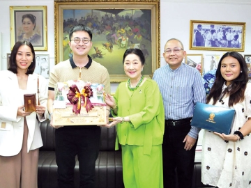 อวยพรปีใหม่ : ผาณิต พูนศิริวงศ์ ประธานเจ้าหน้าที่ หนังสือพิมพ์แนวหน้า ต้อนรับ ชโลทร ศิวารัตน์ กก.บห.บจก.มิตรมายา ผู้ผลิตและจัดจำหน่าย Merigin ผลิตภัณฑ์สารสกัดจากธรรมชาติเพื่อสุขภาพและความงาม และ บก.บห.นิตยสาร MiX ดิจิตอลแมกกาซีน พร้อมคณะ ที่ สำนักงานหนังสือพิมพ์แนวหน้า เขตหลักสี่

