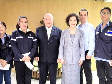 ผูกพันและมั่นคง : สุนทร - อารยา อรุณานนท์ชัย ปธ.กก.บห.กลุ่มบริษัทน้ำตาลราชบุรี ให้โอวาทแก่ผู้เกษียณอายุ อาทิ อาษา ศรีสังวรณ์, มานพ เจียมเจริญ,
กระจ่าง เหมศรี, อุษา ทรงแสง, อนุ ยางม่วง, มนัส หาญประสิทธิ์ และ เบ็ญจวรรณ กาญจนวิจิตร โดยมี ตรีทิพ อรุณานนท์ชัย กก.ผจก.ร่วมอำลา


