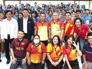 จิตวิญญาณธรรมศาสตร์ : ทรงไทย วิทวุฒิศักดิ์ นายกสมาคมธรรมศาสตร์ จ.นครศรีธรรมราช และ ศรีธรรม
ราชแก้ว รอง ผวจ.นครศรีธรรมราช ร่วมกันจัดกิจกรรม “ค่ายพี่ปันน้องปั้นฝัน สานฝันสู่แดนโดม” ครั้งที่ 20
ให้นักเรียนชั้นมัธยมศึกษาตอนปลายใน จ.นครศรีธรรมราช ที่ โรงเรียนกัลยาณีศรีธรรมราช เพื่อให้ข้อมูล
ความรู้เกี่ยวกับมหาวิทยาลัยธรรมศาสตร์ แนะแนวคณะที่เปิดสอน เพื่อประกอบการตัดสินใจในการศึกษาต่อ