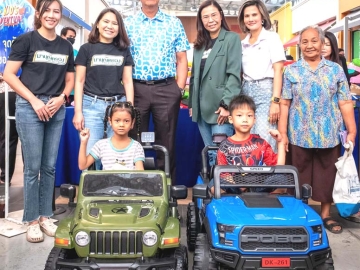 ผู้โชคดี : พิมลรัตน์ จิตต์ภาวนาสกุล ผช.กก.ผจก.ใหญ่ สายการตลาด และ มัลลิกา บุระขันธ์ ผอ.ฝ่ายบริหารการตลาด บมจ.พี อาร์ จี คอร์ปอเรชั่น มอบรถแบตเตอรี่เด็ก 2 คัน ให้ในงานวันเด็กแห่งชาติ โดยมี ธวัชชัย อึ้งอัมพรวิไล นายก
เทศมนตรีตำบลบางกะดี ร่วมพิธี ณ ศูนย์การค้าเดอะไนน์ เซ็นเตอร์ ติวานนท์