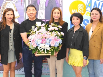 มหกรรมอนิเมะยอดฮิต : พุทธชาด ศรีนิศากร ประธานเจ้าหน้าที่บริหาร
สายการตลาด บมจ.เอ็ม บี เค ร่วมยินดีกับ เกียรติกมล เอี่ยมพึ่งพร ประธาน และ
พิชชาภา ณรงค์พันธ์ กก.ผจก.เจแปน อนิเมะ มูฟวี่ ไทยแลนด์ ในโอกาสเปิดตัว Muse
Anime Festival 2025 ครั้งแรกในประเทศไทย ที่ศูนย์การค้าเอ็ม บี เค เซ็นเตอร์

