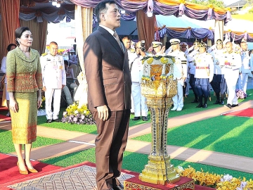 พระบาทสมเด็จพระเจ้าอยู่หัว และ สมเด็จพระนางเจ้าฯ พระบรมราชินี เสด็จพระราชดำเนินไปทรงเปิดอาคารวิจัย
นวัตกรรมและถ่ายทอดเทคโนโลยีการแพทย์ ความสูง 14 ชั้น เริ่มก่อสร้างปี 2562 แล้วเสร็จปี 2566 ประกอบด้วย หน่วยงานที่เกี่ยวกับการสนับสนุนและบริหารวิจัย อาทิ ศูนย์วิจัยการแพทย์ปริวรรต เชื่อมโยงงานวิจัยทางคลินิกและวิทยาศาสตร์พื้นฐาน มีธนาคารชีวภาพ เพื่อจัดเก็บตัวอย่างทางชีวภาพ ณ คณะแพทยศาสตร์ มหาวิทยาลัยสงขลานครินทร์ วิทยาเขตหาดใหญ่ อำเภอหาดใหญ่ จังหวัดสงขลา เมื่อวันศุกร์ที่ 7 กุมภาพันธ์ 2568 เวลา 17.23 น.