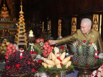 ของแท้ดั้งเดิม : พนมบุตร จันทรโชติ อธิบดีกรมศิลปากร เป็นประธานพิธีบวงสรวงพระพุทธสิหิงค์ก่อนการอนุรักษ์ด้วยวิธีทางวิทยาศาสตร์ มีความปลอดภัย
ต่อโบราณวัตถุและผู้ปฏิบัติงานเป็นสำคัญ โดยอัญเชิญองค์จำลองมาประดิษฐานให้ประชาชนได้สักการะ ณ พระที่นั่งพุทไธสวรรย์ พิพิธภัณฑสถานแห่งชาติ พระนคร

