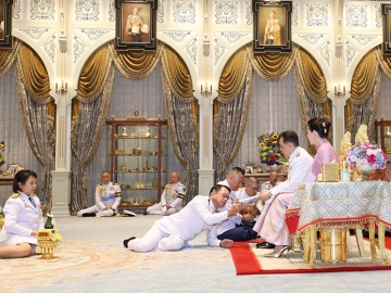 พระบาทสมเด็จ
พระเจ้าอยู่หัว และ
สมเด็จพระนางเจ้าฯ
พระบรมราชินี
เสด็จออก ณ พระที่นั่ง
อัมพรสถาน พระราชวังดุสิต พระราชทานพระ
บรมราชวโรกาสให้
นางเอกสิริ ปิณฑะรุจิ
ปลัดกระทรวงการต่างประเทศ นำเอกอัครราชทูตวิสามัญผู้มีอำนาจเต็ม
ประจำต่างประเทศ เฝ้าทูลละอองธุลีพระบาท กราบถวายบังคมลา ในโอกาสที่จะเดินทางไปปฏิบัติหน้าที่ เมื่อวันพุธที่ 12 กุมภาพันธ์ 2568 เวลา 18.29 น.

