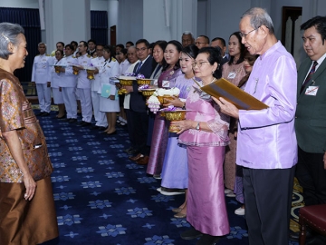สมเด็จพระกนิษฐาธิราชเจ้า กรมสมเด็จพระเทพรัตนราชสุดาฯ สยามบรมราชกุมารี เสด็จลง ณ ศาลาดุสิดาลัย สวนจิตรลดา พระราชทานพระราชวโรกาสให้ นายสุวัฒน์ ไวจรรยา ศิลปินดีเด่น สาขาวรรณศิลป์ จังหวัดนนทบุรี และคณะ เฝ้าทูลละอองธุลีพระบาท ทูลเกล้าทูลกระหม่อมถวายเงินโดยเสด็จพระราชกุศลตามพระราชอัธยาศัย และถวายหนังสือ
ส่งเสริมการอ่านบทร้อยกรอง เพื่อพระราชทานห้องสมุดโรงเรียนต่างๆ เมื่อวันจันทร์ที่ 10 กุมภาพันธ์ 2568 เวลา 14.00 น.

