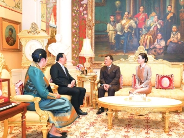 พระบาทสมเด็จพระเจ้าอยู่หัว และ สมเด็จพระนางเจ้าฯ พระบรมราชินี เสด็จออก
ณ พระที่นั่งอัมพรสถาน
พระราชวังดุสิต พระราชทานพระบรมราชวโรกาสให้
นายสอนไซ สีพันดอน
(Mr.Sonexay Siphandone) นายกรัฐมนตรีสาธารณรัฐประชาธิปไตยประชาชนลาว และ นางวันดาลา
สีพันดอน (Mrs.Vandala
Siphandone) ภริยา
เฝ้าทูลละอองธุลีพระบาท
ในโอกาสเดินทางเยือนราชอาณาจักรไทยอย่างเป็นทางการ ในฐานะแขกของรัฐบาล เมื่อวันพฤหัสบดีที่
20 กุมภาพันธ์ 2568 เวลา 17.16 น.

