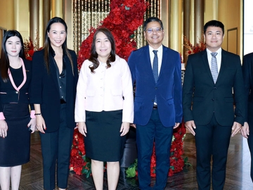 บันทึกข้อตกลง : ลักษมีกานต์ อิงคะกุล ประธานเจ้าหน้าที่บริหาร มิราเคิล กรุ๊ป ต้อนรับ พงษ์สวาท นีละโยธิน
ปลัดกระทรวงยุติธรรม, วัลลภ นาคบัว รองปลัดกระทรวงยุติธรรม และประธานสถาบันอนุญาโตตุลาการ พร้อมด้วย สุริยพงศ์ ทับทิมแท้ ผอ.สถาบันอนุญาโตตุลาการ ในโอกาสเข้าร่วมพิธีลงนามความร่วมมือระหว่างสถาบันอนุญาโตตุลาการ กับสำนักงานนวัตกรรมแห่งชาติ ที่ โรงแรมอัศวิน แกรนด์ คอนเวนชั่น

