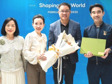 ร้านหนังสือในกลุ่มบีเจซี บิ๊กซี : อัศวิน-ฐาปณี เตชะเจริญวิกุล ประธานเจ้าหน้าที่บริหาร และ กก.รอง ผจก.ใหญ่
อาวุโส กลุ่มบีเจซี บิ๊กซี มอบดอกไม้ขอบคุณ ดร.ธนัย ชรินทร์สาร วิทยากรในงาน “Strategic Storytelling :
Shaping Our World” จัดโดย อรพินท์ ตรีอมรเลิศ ผอ.บจก.เอเซียบุ๊คส เพื่อสร้างแรงบันดาลใจเกี่ยวกับบทบาท
ของการเล่าเรื่องในการสร้างความเปลี่ยนแปลงในโลกยุคใหม่ ที่ Asia Books สาขาสยามพารากอน