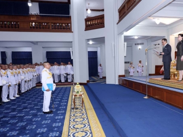 พระบาทสมเด็จพระเจ้าอยู่หัว และ สมเด็จพระนางเจ้าฯ พระบรมราชินี เสด็จลง ณ ศาลาดุสิดาลัย สวนจิตรลดา
พระราชวังดุสิต พระราชทานพระบรมราชวโรกาสให้ นายภูมิธรรม เวชยชัย รองนายกรัฐมนตรี และรัฐมนตรีว่าการ
กระทรวงกลาโหม นำนายทหารชั้นนายพล และนายตำรวจชั้นนายพล ที่ได้รับพระราชทานยศ ประจำปี 2567 เฝ้าทูลละอองธุลีพระบาท ถวายสัตย์ปฏิญาณ พร้อมพระราชทานพระบรมราโชวาท เมื่อวันพุธที่ 2 เมษายน 2568 เวลา 19.04 น.

