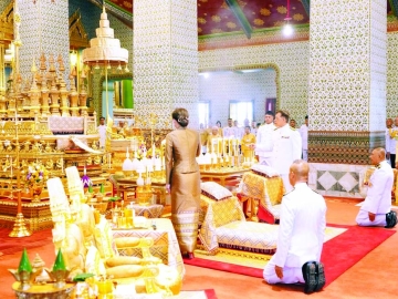 พระบาทสมเด็จพระเจ้าอยู่หัว และ สมเด็จพระนางเจ้าฯ พระบรมราชินี เสด็จพระราชดำเนินพร้อมด้วย สมเด็จพระเจ้าลูกยาเธอ เจ้าฟ้าทีปังกรรัศมีโชติ มหาวชิโรตตมางกูร สิริวิบูลราชกุมาร ไปทรงบำเพ็ญพระราชกุศลในการพระราชพิธีสงกรานต์ ณ หอพระสุราลัยพิมาน พระที่นั่งไพศาลทักษิณ หอพระธาตุมณเฑียร และพระที่นั่งอมรินทรวินิจฉัย พระบรมมหาราชวัง ทรงจุดธูปเทียนบูชาพระพุทธรูปประจำพระชนมวาร รัชกาลที่ 1 - รัชกาลที่ 9 ที่หน้าพระที่นั่งบุษบกมาลา สมเด็จพระอริยวงศาคตญาณ สมเด็จพระสังฆราช สกลมหาสังฆปริณายก ถวายศีลและถวายพรพระ จากนั้น ทรงประเคนปิ่นโตภัตตาหารแด่สมเด็จพระอริยวงศาคตญาณ สมเด็จพระสังฆราช สกลมหาสังฆปริณายก และสมเด็จพระราชาคณะ ทรงทอดผ้าคู่ถวายพระสงฆ์ โอกาสนี้ สมเด็จพระกนิษฐาธิราชเจ้า กรมสมเด็จพระเทพรัตนราชสุดาฯ สยามบรมราชกุมารี เฝ้าทูลละอองธุลีพระบาทรับเสด็จ ณ พระที่นั่งอมรินทรวินิจฉัย เมื่อวันอังคารที่ 15 เมษายน 2568 เวลา 09.03 น.