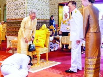 พระบาทสมเด็จพระเจ้าอยู่หัว และ สมเด็จพระนางเจ้าฯ พระบรมราชินี เสด็จพระราชดำเนินพร้อมด้วย สมเด็จพระเจ้าลูกยาเธอ เจ้าฟ้าทีปังกรรัศมีโชติ มหาวชิโรตตมางกูร สิริวิบูลราชกุมาร ไปทรงบำเพ็ญพระราชกุศลในการพระราชพิธีสงกรานต์ ณ หอพระสุราลัยพิมาน พระที่นั่งไพศาลทักษิณ หอพระธาตุมณเฑียร และพระที่นั่งอมรินทรวินิจฉัย พระบรมมหาราชวัง ทรงจุดธูปเทียนบูชาพระพุทธรูปประจำพระชนมวาร รัชกาลที่ 1 - รัชกาลที่ 9 ที่หน้าพระที่นั่งบุษบกมาลา สมเด็จพระอริยวงศาคตญาณ สมเด็จพระสังฆราช สกลมหาสังฆปริณายก ถวายศีลและถวายพรพระ จากนั้น ทรงประเคนปิ่นโตภัตตาหารแด่สมเด็จพระอริยวงศาคตญาณ สมเด็จพระสังฆราช สกลมหาสังฆปริณายก และสมเด็จพระราชาคณะ ทรงทอดผ้าคู่ถวายพระสงฆ์ โอกาสนี้ สมเด็จพระกนิษฐาธิราชเจ้า กรมสมเด็จพระเทพรัตนราชสุดาฯ สยามบรมราชกุมารี เฝ้าทูลละอองธุลีพระบาทรับเสด็จ ณ พระที่นั่งอมรินทรวินิจฉัย เมื่อวันอังคารที่ 15 เมษายน 2568 เวลา 09.03 น.