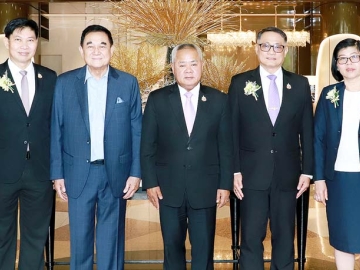 เชิดชูหญิงเก่ง : ดร.อัศวิน อิงคะกุล ประธานกรรมการบริหาร และ อนัคพล
อิงคะกุล รองประธานกรรมการ
บริหาร มิราเคิล กรุ๊ป ต้อนรับ
บุญสงค์ ทัพชัยยุทธ์ ปลัดแรงงาน ในงานมอบรางวัลสตรีทำงานดีเด่น เนื่องในวันสตรีสากล จัดโดย เรือเอก
สาโรจน์ คมคาย อธิบดีกรมสวัสดิการและคุ้มครองแรงงาน, พงศ์เทพ เพชรโสม
และ กาญจนา พูลแก้ว 2 รองอธิบดีกรมสวัสดิการและคุ้มครองแรงงาน พร้อมด้วย สุรสิทธิ์ ศรีแก้ว รองเลขาธิการสำนักงานประกันสังคม ร่วมงาน
ที่โรงแรมมิราเคิล แกรนด์ คอนเวนชั่น