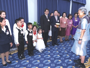 สมเด็จพระกนิษฐา
ธิราชเจ้า กรมสมเด็จพระเทพรัตนราชสุดาฯ สยามบรมราชกุมารี เสด็จลง
ณ ศาลาดุสิดาลัย
สวนจิตรลดา พระราชทาน
พระราชวโรกาสให้ รองศาสตราจารย์ แพทย์หญิงนวลจันทร์ ปราบพาล
เลขาธิการ มูลนิธิสงเคราะห์เด็กของสภากาชาดไทย นำคณะกรรมการอำนวยการ ผู้บริหาร เจ้าหน้าที่ และเด็กในความอุปการะของมูลนิธิฯ เฝ้าทูลละอองพระบาท ถวายพระพรชัยมงคล เนื่องในโอกาสวันคล้ายวันพระราชสมภพ 2 เมษายน 2568