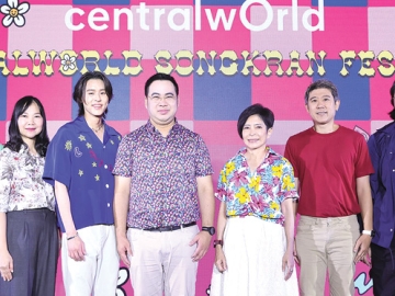 สงกรานต์สุดชุ่มฉ่ำ : รุจิเรศ นีรปัทมะ ผช.กก.ผจก.สายงานรัฐกิจสัมพันธ์ฯ บมจ.เซ็นทรัลพัฒนา และ
พิมพ์พร งามขจรวิวัฒน์ Asset Director & Head of Business Transformation ต้อนรับ พลภูมิ วิภัติภูมิประเทศ ผู้ช่วยรัฐมนตรีประจำกระทรวงวัฒนธรรม ในงาน “centralwOrld Songkran Fest 2025” โดยมี
บิวกิ้น พุฒิพงศ์ อัสสรัตนกุล ศิลปินนักร้องและนักแสดงวัยรุ่นชื่อดัง ร่วมงาน ที่ ศูนย์การค้าเซ็นทรัลเวิลด์