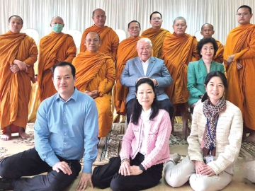 เพื่อเป็นสิริมงคล ดร.สุนทร-ดร.อารยา อรุณานนท์ชัย ประธานกรรมการบริหาร
กลุ่ม บจก.น้ำตาลราชบุรี เป็นประธานในพิธีเจริญพระพุทธมนต์ นำโดย พระเทพ
วัชรญาณกวี วัดพระราม 9 และถวายภัตตาหารเพลพร้อมปัจจัยไทยธรรมแด่พระสงฆ์
โดยมี ดร.จุฑามาศ- จุฑาทิพย์-ตรีทิพ อรุณานนท์ชัย ร่วมพิธีที่สนง.ใหญ่ สีลม