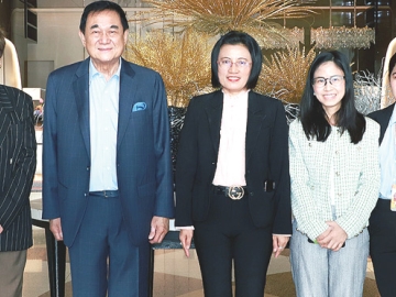 ประชุมเชิงปฏิบัติการ : ดร.อัศวิน อิงคะกุล ประธานกรรมการบริหาร มิราเคิล กรุ๊ป ต้อนรับ เอมอร เสียงใหญ่ อธิบดีกรมคุ้มครองสิทธิและเสรีภาพ ในโอกาสเป็นประธานเปิดการประชุมเพื่อส่งเสริมการเคารพสิทธิของกลุ่มบุคคลที่มีความหลากหลาย
ทางเพศ โดยมี ฉัตราภรณ์ ดิษฐศรีพร นักวิชาการยุติธรรมชำนาญการพิเศษ, จุฑามาศ คมมูล เจ้าหน้าที่คุ้มครองสิทธิและเสรีภาพ และ กชพรรณ กมลศิริมนตรี เจ้าพนักงานธุรการอาวุโส ร่วมงาน ที่ โรงแรมมิราเคิล แกรนด์ คอนเวนชั่น