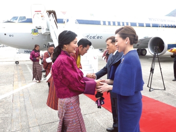 พระบาทสมเด็จพระเจ้าอยู่หัว และ สมเด็จพระนางเจ้าฯ พระบรมราชินี เสด็จพระราชดำเนินไปทรงสักการะพระศากยมุนี ณ ป้อมดุงการ์ ณ เมืองพาโร
และทอดพระเนตรนิทรรศการเกี่ยวกับโครงการพัฒนาเมืองเกเลฟู ให้เป็นเมืองแห่งสติปัญญาในเขตปกครองพิเศษ การนี้ สมเด็จพระราชาธิบดีจิกมี
เคเซอร์ นัมเกล วังชุก และสมเด็จพระราชินีเจตซุน เพมา วังชุก แห่งภูฏาน เฝ้าฯรับเสด็จ แล้วเสด็จพระราชดำเนินไปยังท่าอากาศยานนานาชาติพาโร
เพื่อประทับเครื่องบินพระที่นั่ง เสด็จพระราชดำเนินกลับจากการเสด็จพระราชดำเนินเยือนราชอาณาจักรภูฏาน เมื่อวันจันทร์ที่ 28 เมษายน 2568