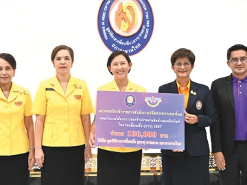 ที่พึ่งพาของประชาชน : พล.ต.หญิง ทักษดา สังขจันทร์ นายกสมาคมภริยาข้าราชการสำนักงานปลัดกระทรวง
กลาโหม พร้อมคณะ มอบเงินจากการออกร้านในงานเพื่อนพึ่ง (ภาฯ) 2567 จำนวน 100,000 บาท เพื่อ
สมทบทุนมูลนิธิอาสาเพื่อนพึ่ง (ภาฯ) ยามยาก สภากาชาดไทย ในการช่วยเหลือผู้ประสบอุทกภัย โดยมี นฤมล
ล้อมทอง กรรมการมูลนิธิฯ รับมอบ ที่ อาคารมหินทรเดชานุวัตน์ มูลนิธิอาสาเพื่อนพึ่ง (ภาฯ) ยามยาก